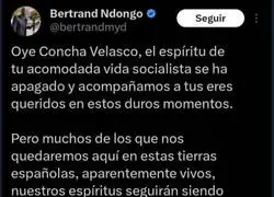 El patriota Bertrand Ndongo acude al funeral de Concha Velasco para abuchear al Gobierno