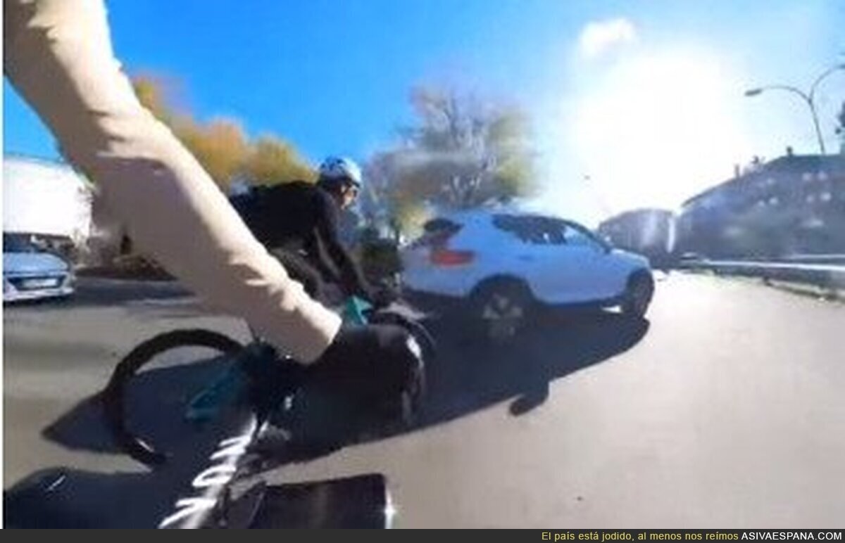 La polémica reacción de este ciclista ante una mala maniobra suya