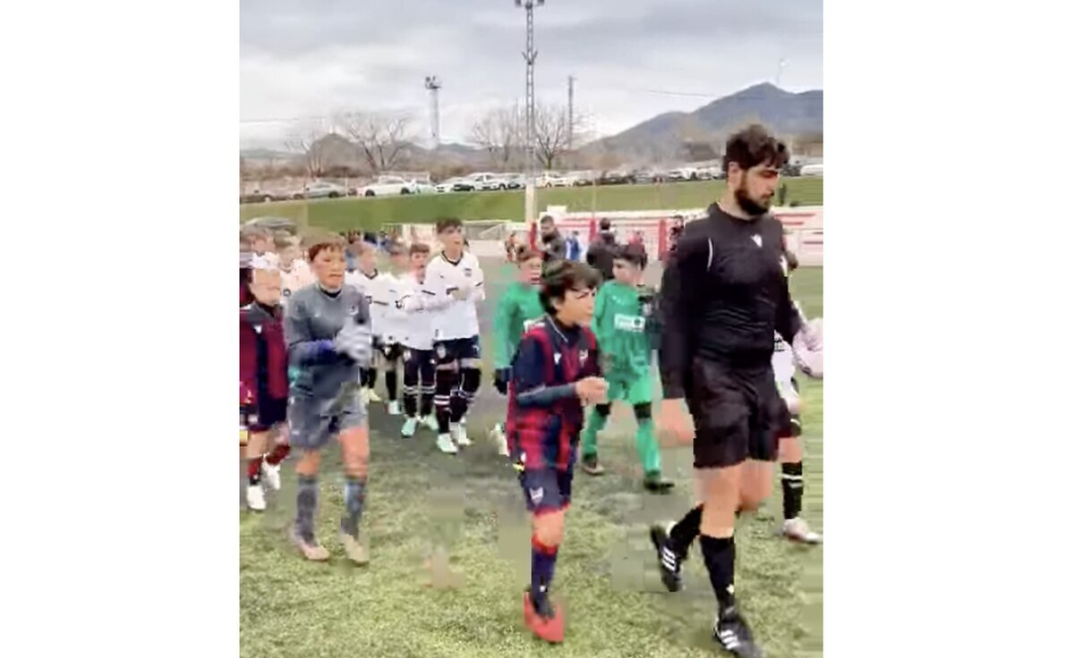 Polémica por como salen estos niños a un partido creyéndose estrellas del fútbol