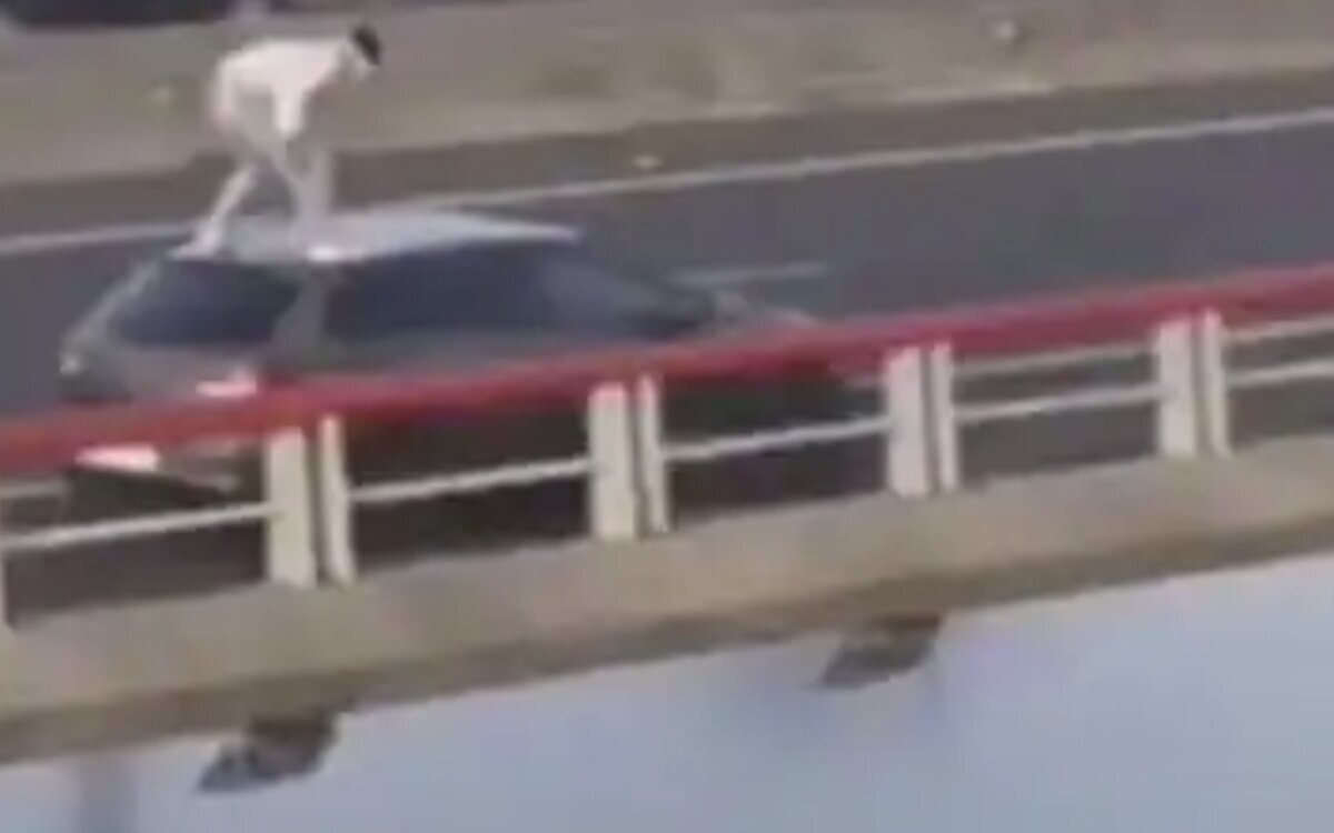 Este chaval se lanza desde el techo de un coche a la ría mientras circulaba por el viaducto de Colindres