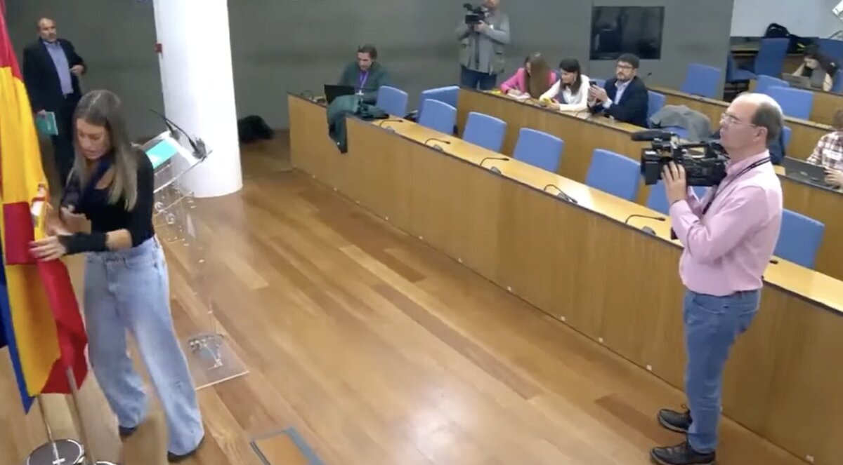 Críticas a Miriam Nnogueras por apartar la bandera de España antes de una rueda de prensa