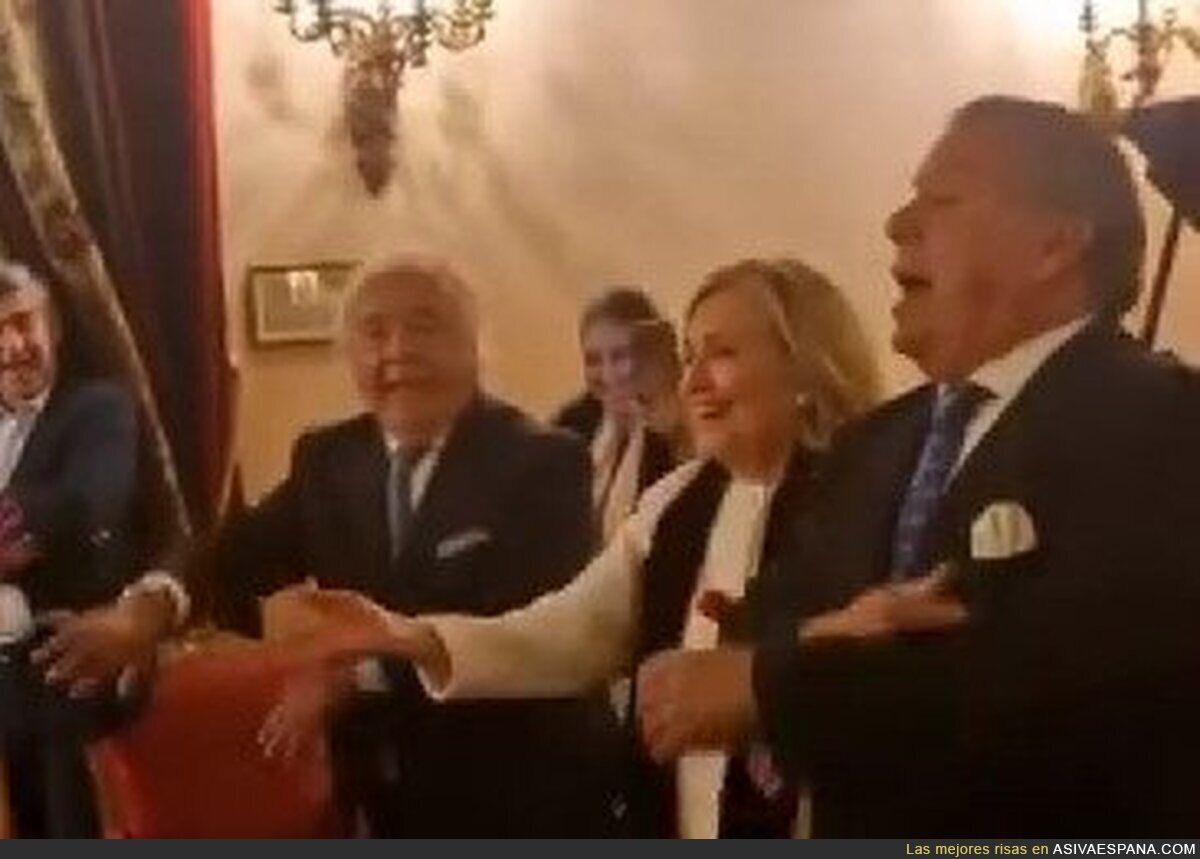 Hillary Clinton baila La Macarena junto con Los del Río en una fiesta llena de famosos en Sevilla