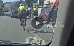 Denunciable el comportamiento de estos ciclistas en plena carretera