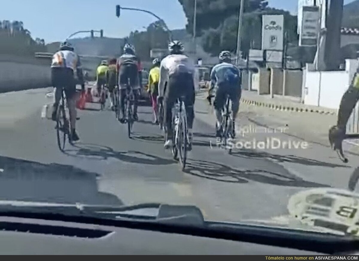 Denunciable el comportamiento de estos ciclistas en plena carretera