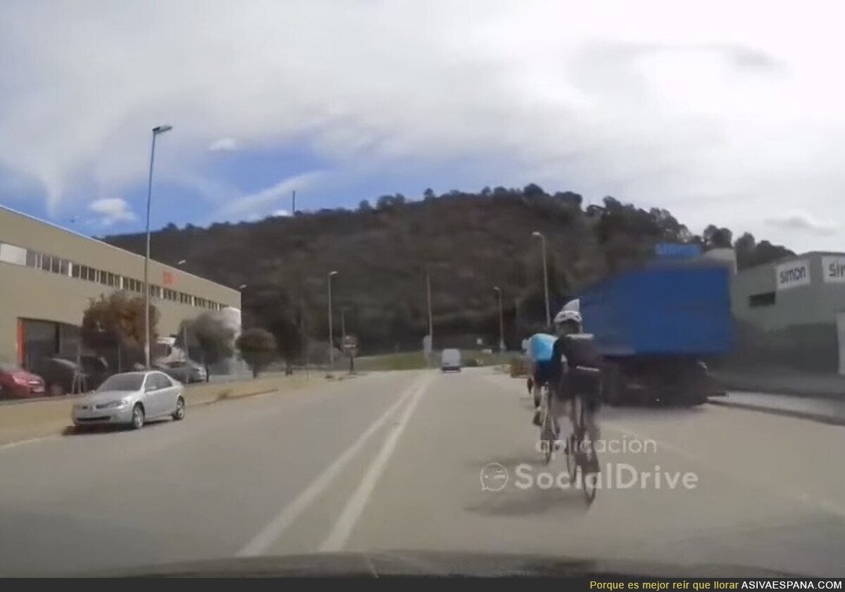 Un ciclista 'perdona la vida' a un conductor con esta discusión en plena carretera