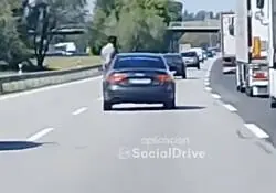 Pillan a una persona en la ventanilla del coche por la autopista AP7 de Barcelona
