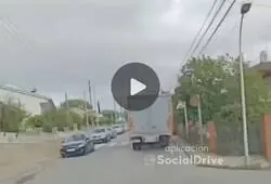 Un camión con el portón abierto golpeando y rompiendo farolas en Santa Eulàlia de Ronçana
