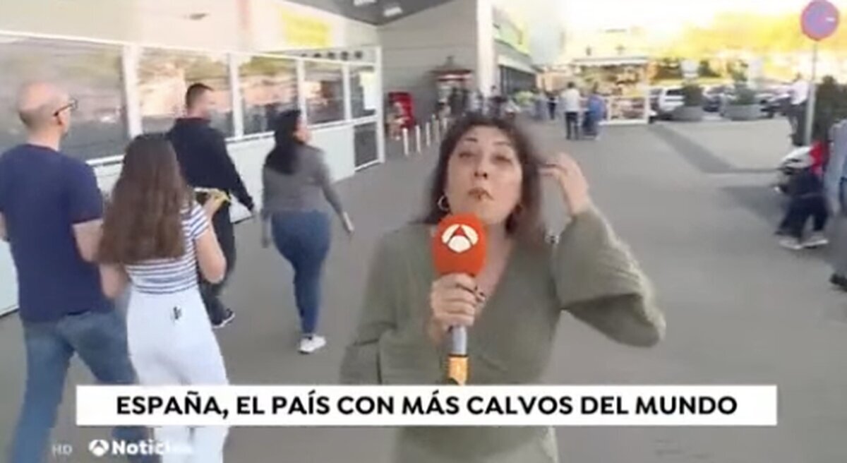 Esta reportera de Antena 3 se la saca con los calvos