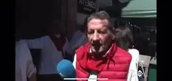 Surrealista la traducción de esta vecina de Caravaca de la Cruz a unos ingleses durante los Caballos del Vino