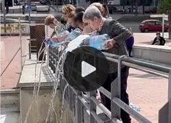 Vecinas de Sabadell arrojan garrafasde agua al lago del Parque Cataluña como protesta