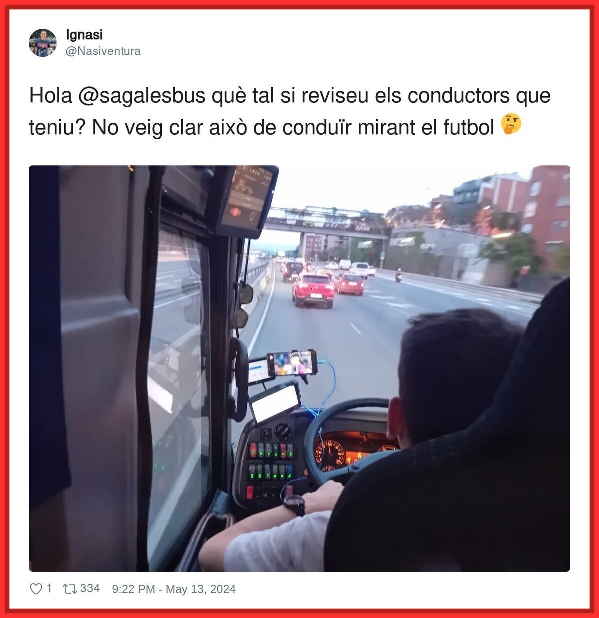 Pillan a un conductor de Sagalés conduciendo mientras ve fútbol