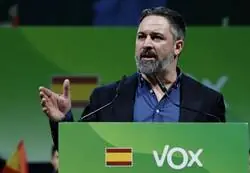 Santiago Abascal pide dejar a los niños en paz y se lleva un revés descomunal