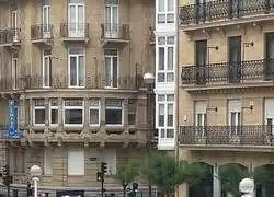 Un pensionista vasco ha parado con su bastón a los ultraderechistas de VOX en San Sebastián