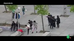 Zazza El Italiano se encuentra con una pelea en el barrio de Lavapiés, en Madrid.