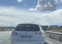 Un ciclista trata de impedir que los coches le adelanten en Ciempozuelos