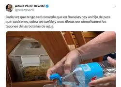 Arturo Pérez Reverte está cabreado por el tapón de las botellas