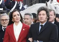 Javier Milei y su acompañante