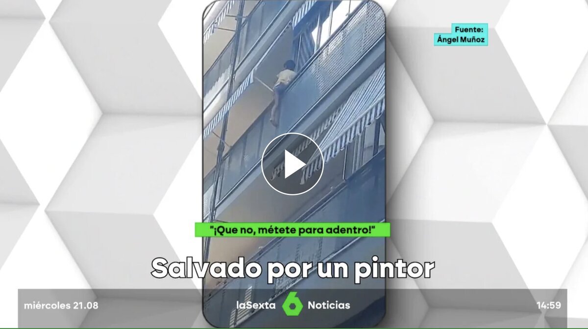 Un pintor salva a un niño a punto de caer por el balcón