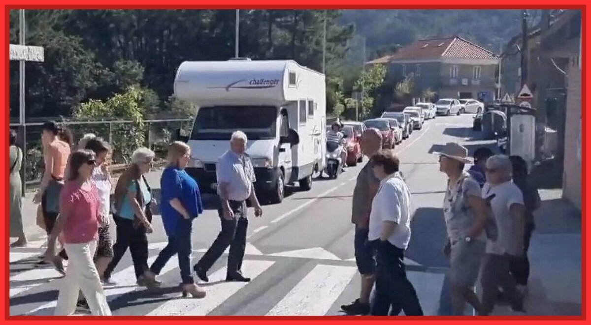 Los vecinos de O Morrazo y su peculiar protesta contra los turistas que aparcan mal