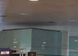 Polémico momento en el aeropuerto de El Prat: un hombre 'pilla' a una carterista y la ata a una barandilla con música de mariachi de fondo? La presunta ladrona queda atada en la Terminal 1