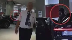 Graban al eurodiputado Alvise de SALF subiendo a lo que parece un coche oficial con ch&oacute;fer