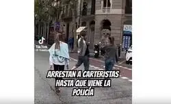 Los ciudadanos de Barcelona tienen que detener ellos mismos a las carteristas que les hurtan las carteras a diario