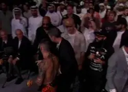 Topuria besa al Rey Em&eacute;rito en la frente tras noquear a Holloway