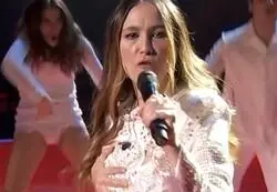 Rigoberta Bandini cantando 'Ay Mam&aacute;' en un karaoke de Benidorm delante de 5 guiris jubilados es tan Paquita Salas