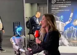 Reportera de Antena 3:"Es un robot muy duro y tiene una gran resistencia..." Le da un golpe y... ???