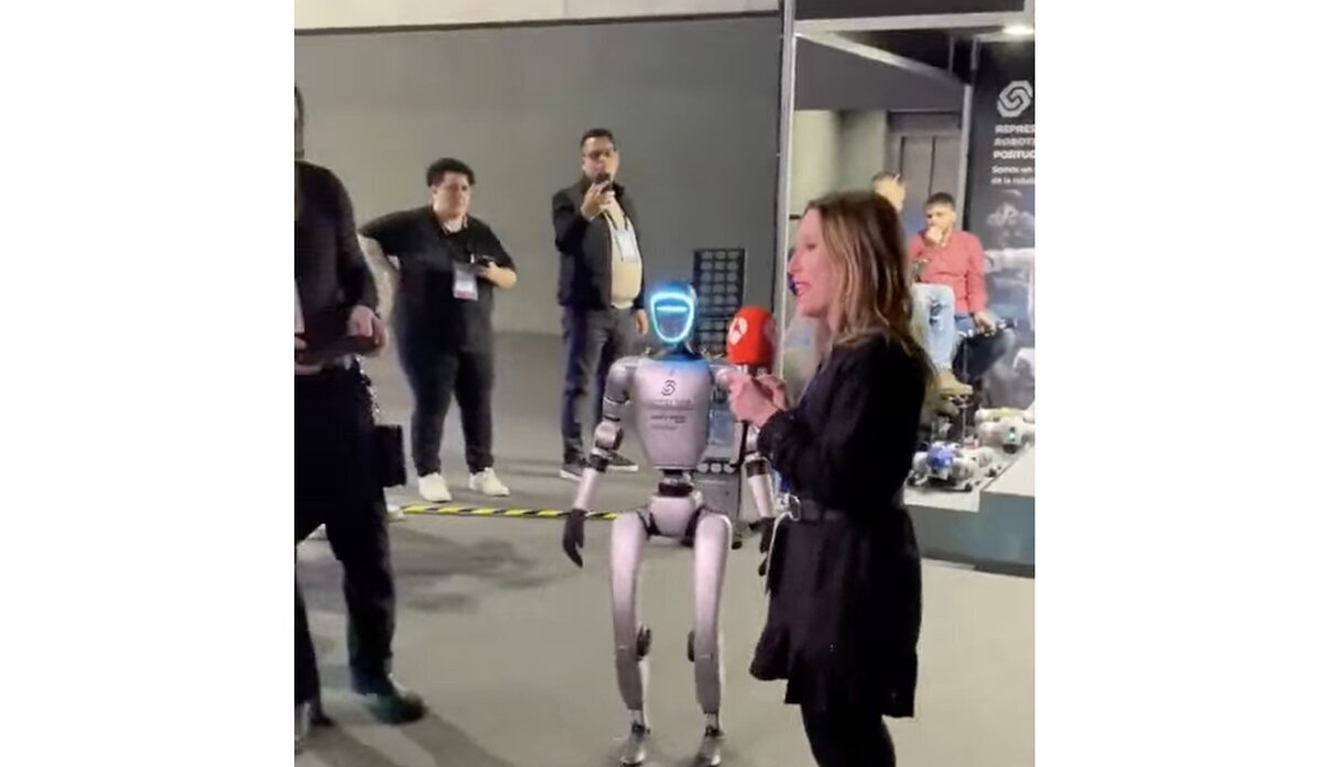Reportera de Antena 3:"Es un robot muy duro y tiene una gran resistencia..." Le da un golpe y... ???