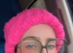 Hombres apasionados con Roro porque sabe cocinar en un coche