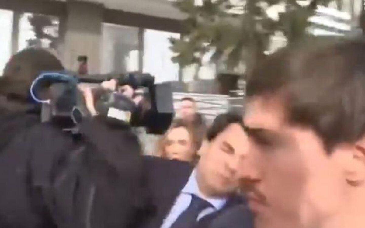 El novio de Ayuso se lleva un gran golpe de una cámara tras salir de 'no declarar'