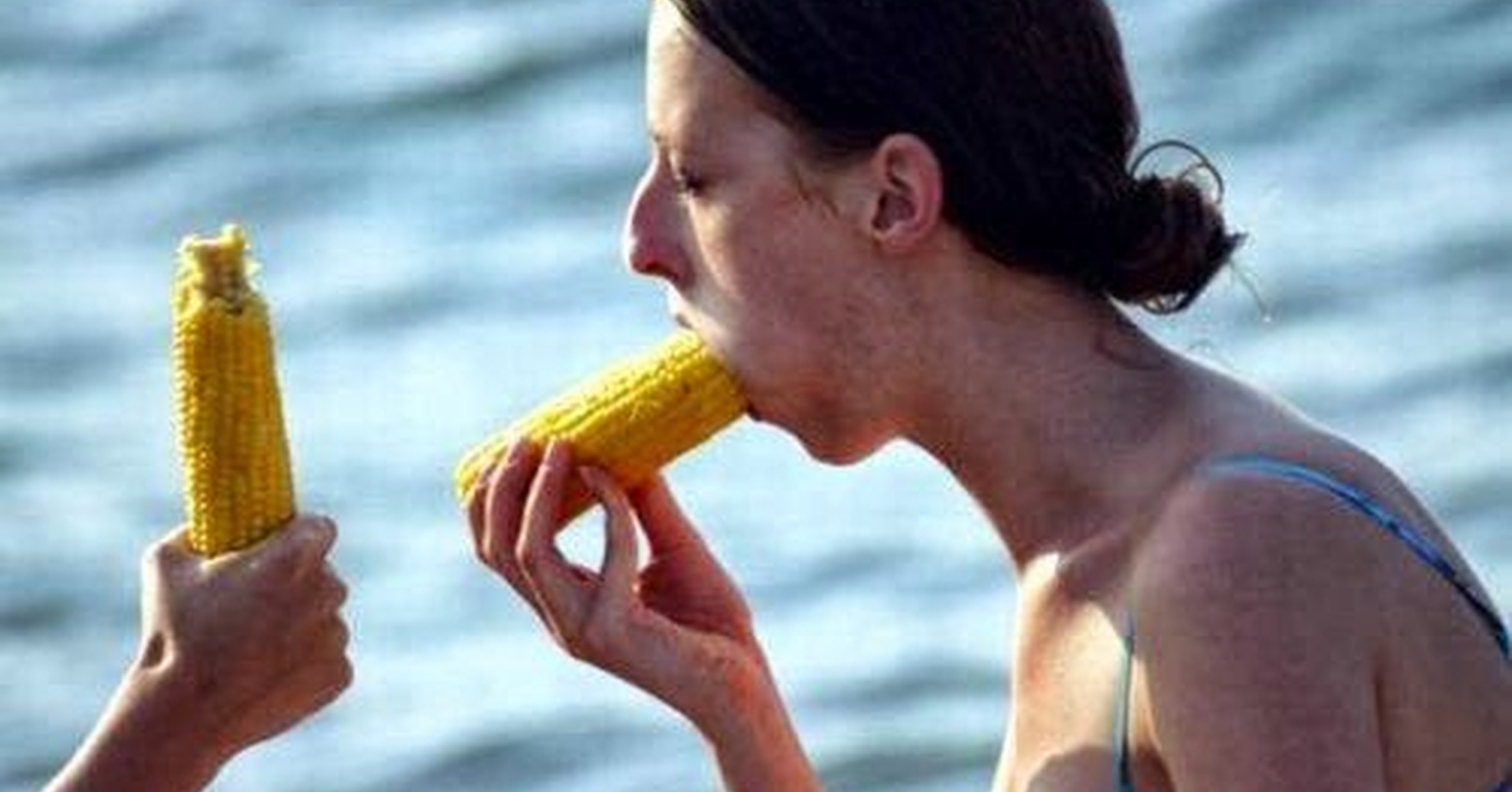 Хорошенькая деваха сосет хобот хахалю