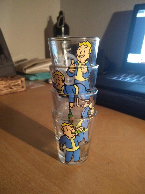 Meme_otros - Nunca debí apilar mis vasos así...