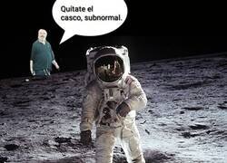 Enlace a Si Miguel Bosé viviera en la Luna