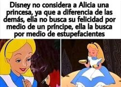 Enlace a ¿Por qué Alicia no cuenta como Princesa Disney?