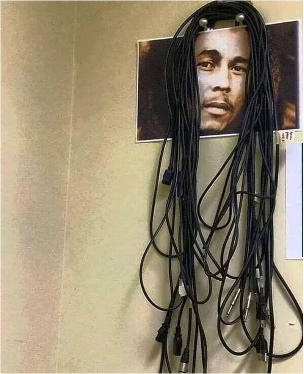 Meme_otros - ¿Quién decía que los cables hacen feo?