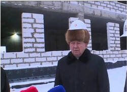 Enlace a ¿Qué va antes: el casco o el sombrero ruso?