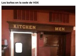 Enlace a Los baños de la sede de VOX