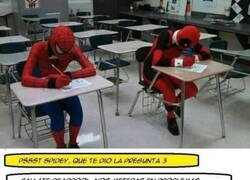 Enlace a SpiderMan y Deadpool en un examen