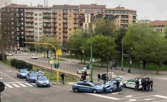 9583 - Dos coches de policía lograron chocar entre sí en las calles vacías de Milán