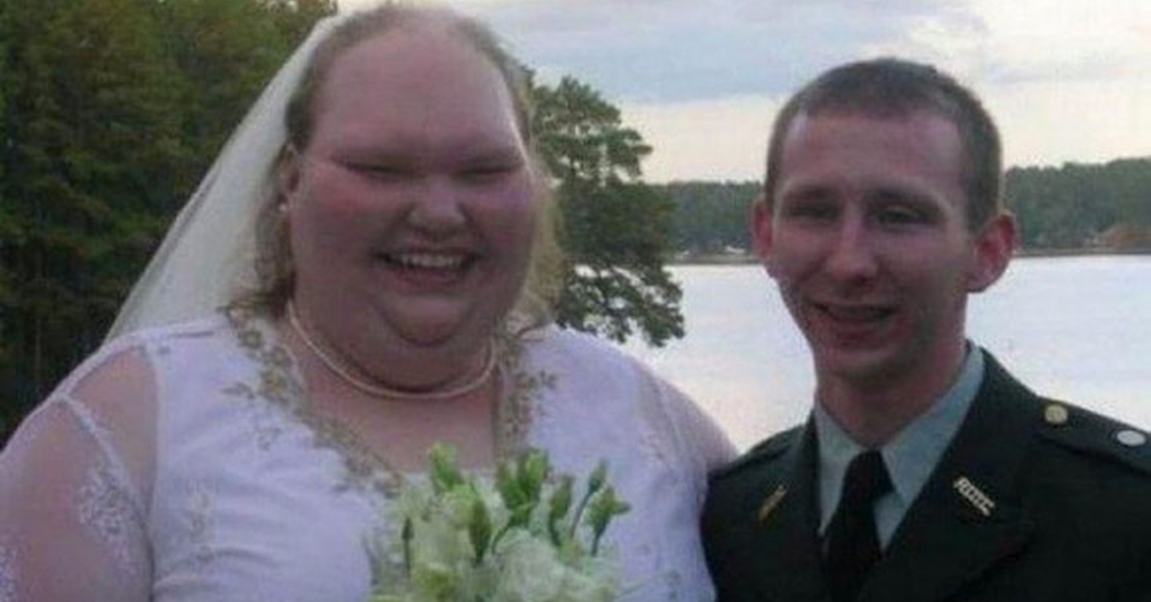 Том круз смех. Парень и девушка смеются. Парень над которым смеялись. Парень смеется. Влюбленные пары смеются.