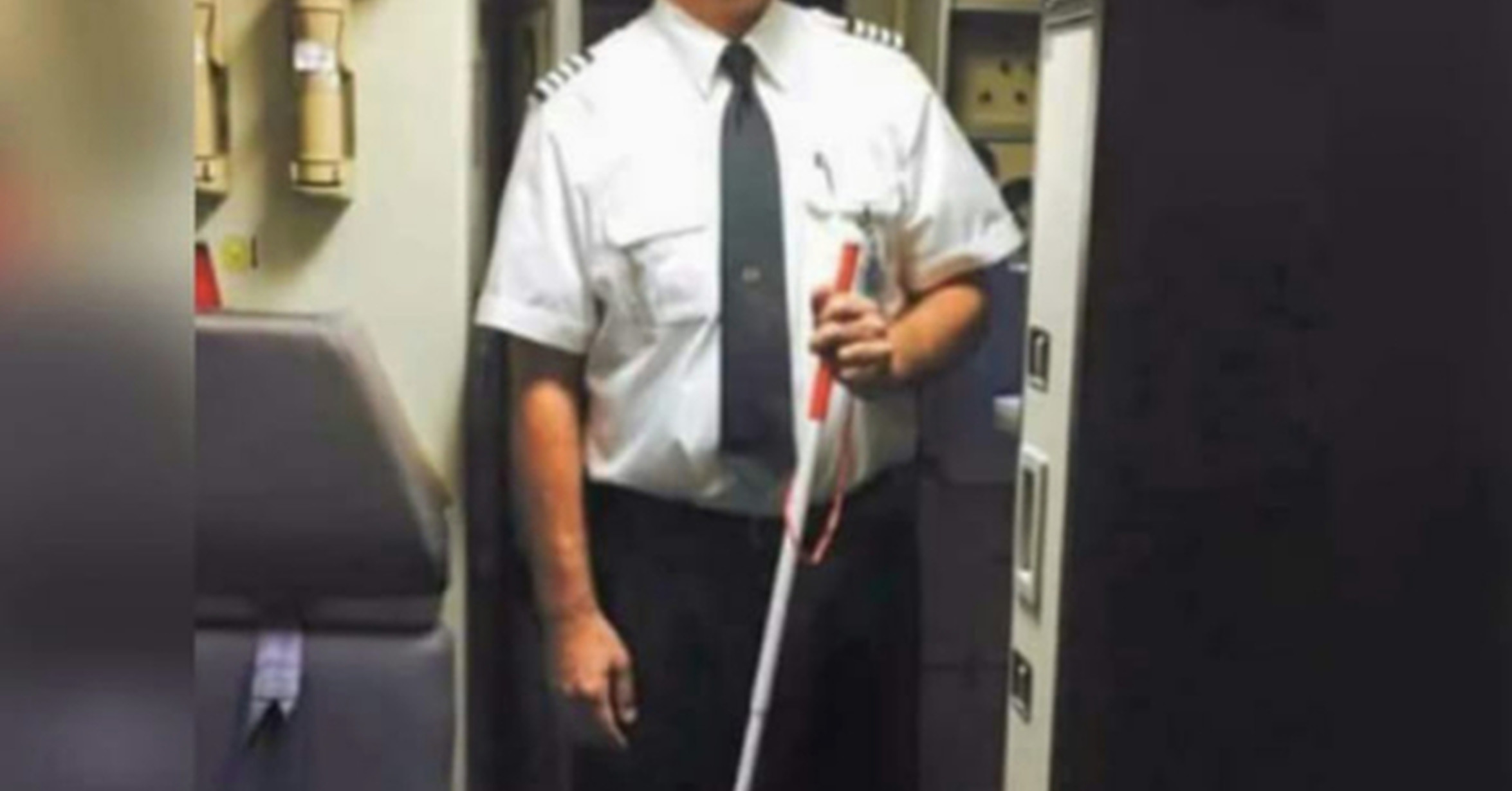 Cuanta Razon Asi Aparecio El Piloto Del Avion Por Halloween