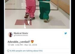 Enlace a Reacciones a una foto “sexista” de un niño y una niña con ropa de doctor y enfermera