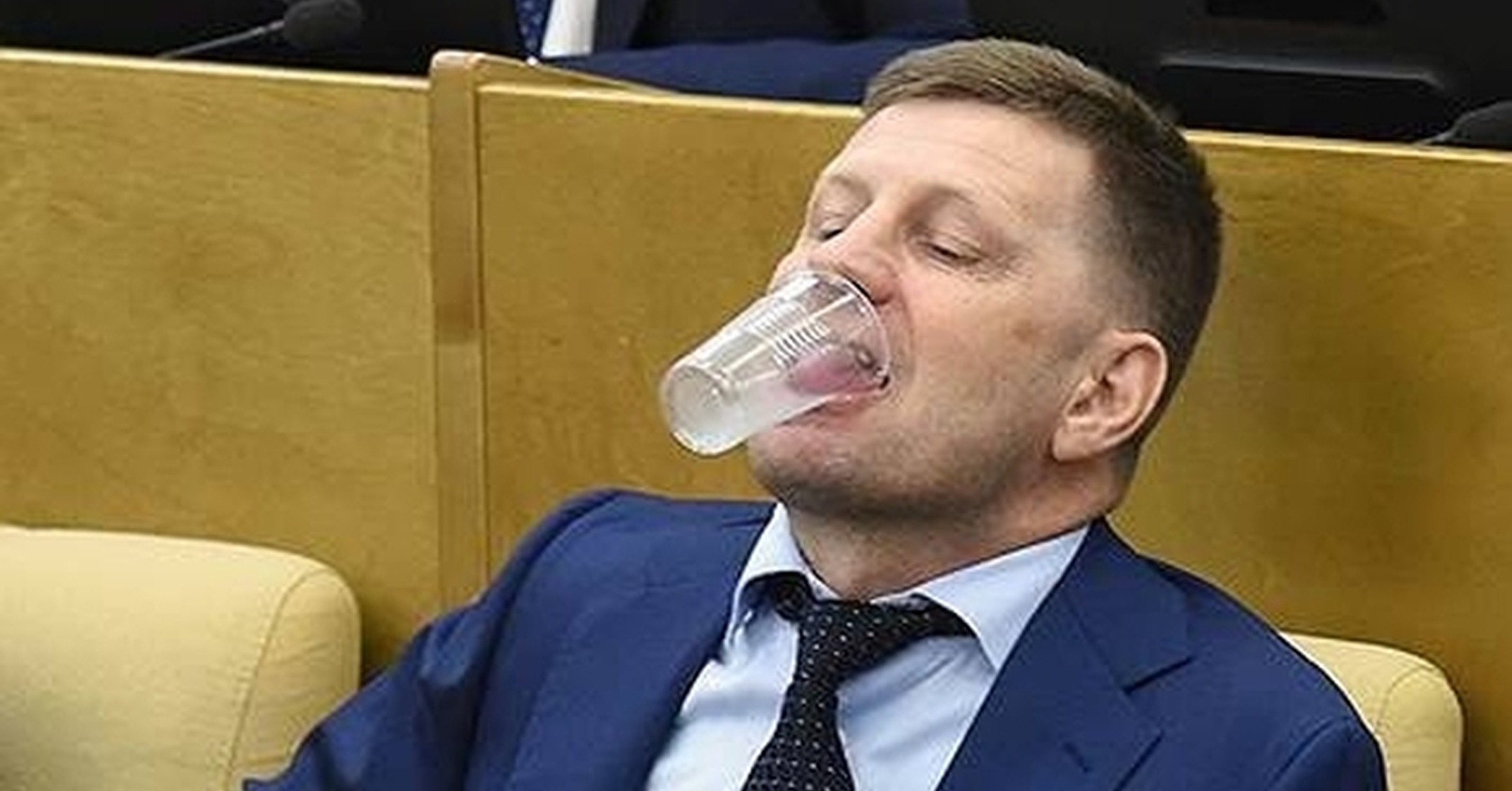 ¡Cuánta razón! / Un día típico en el parlamento ruso