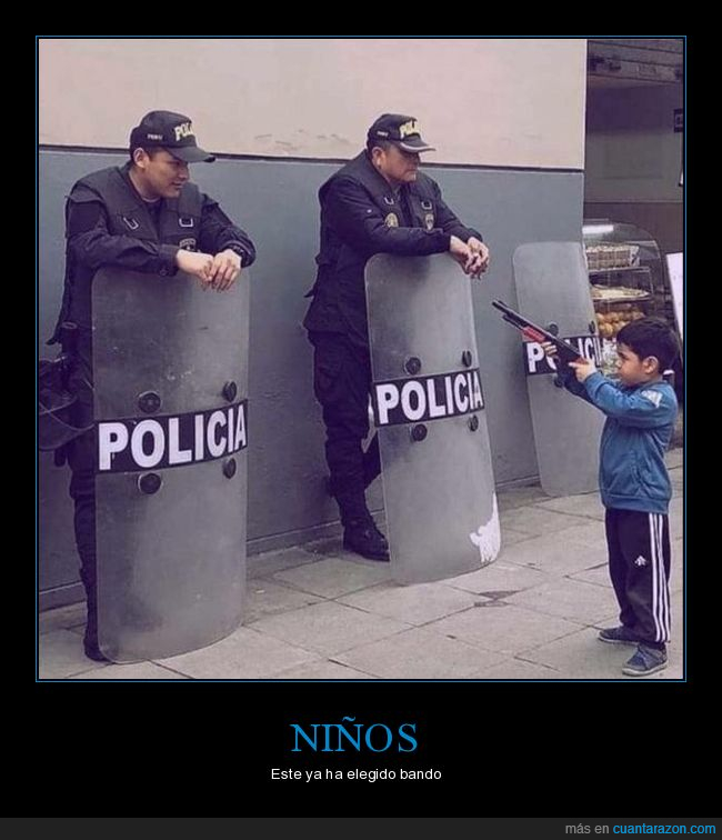 niño,policía,arma,apuntando