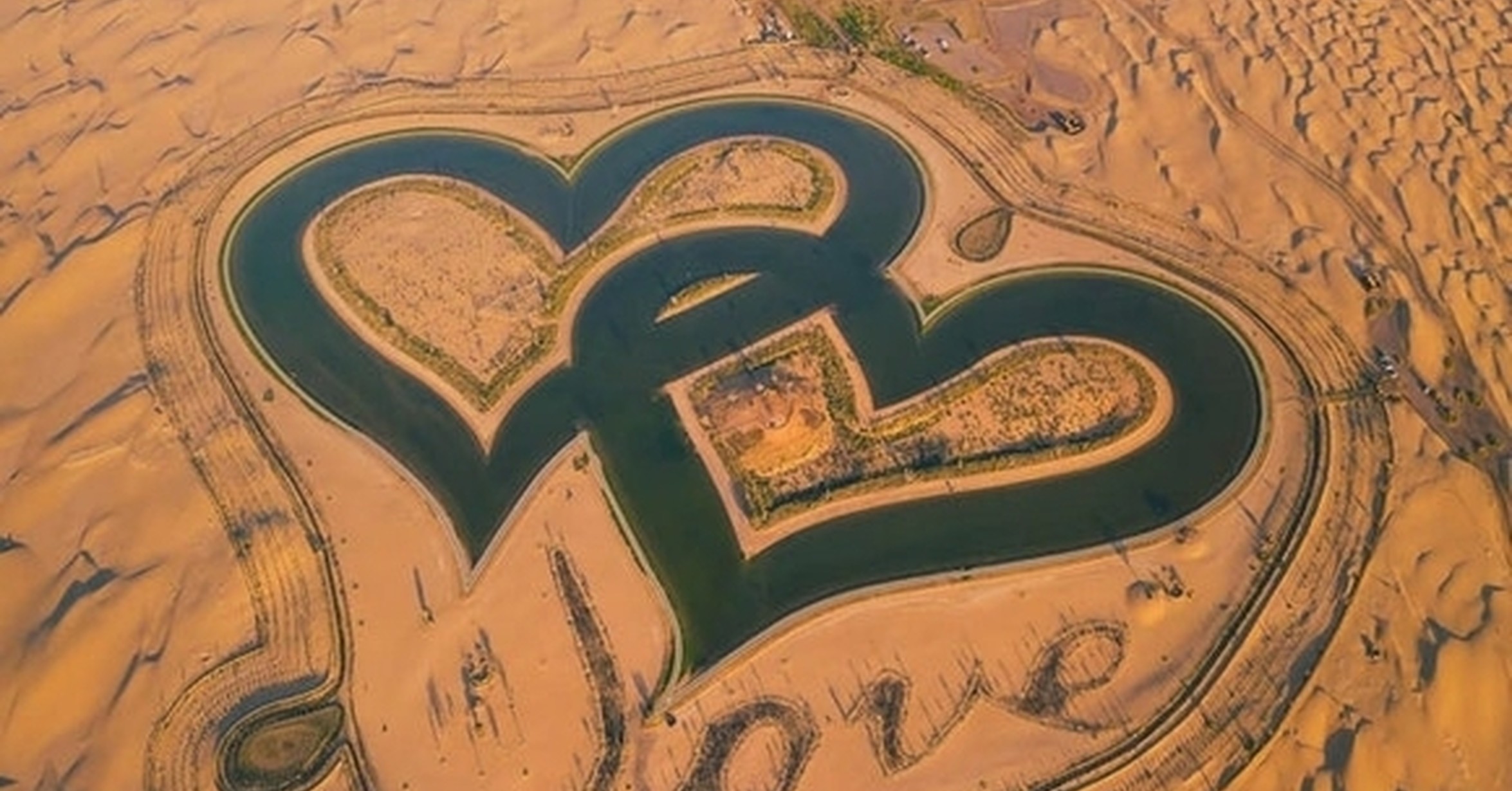 Энозер лов. Озера Аль Кудра Дубай. Дубайское озеро любви. Остров любви Дубай. Озеро любви в ОАЭ.
