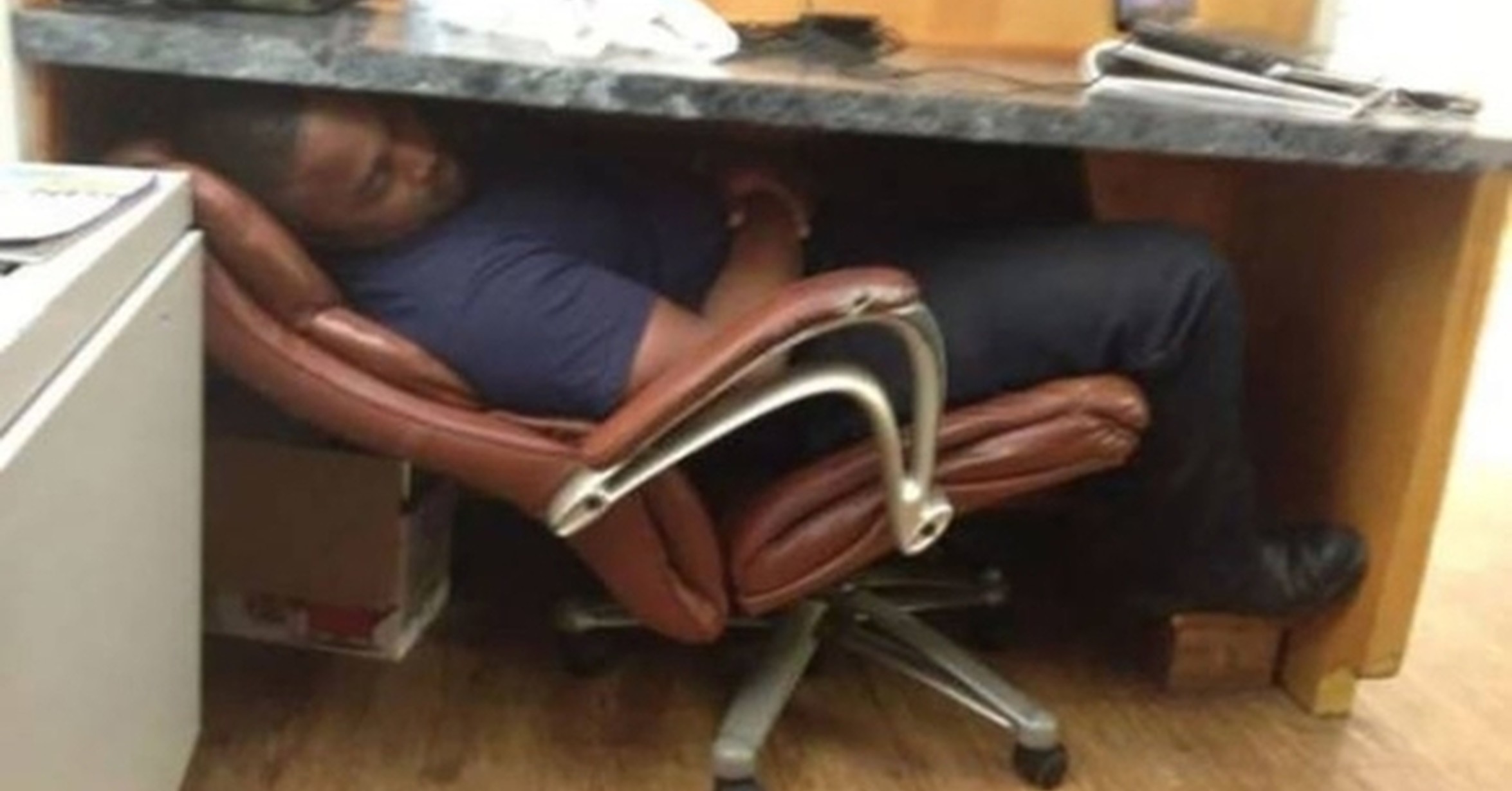 Работник под столом
