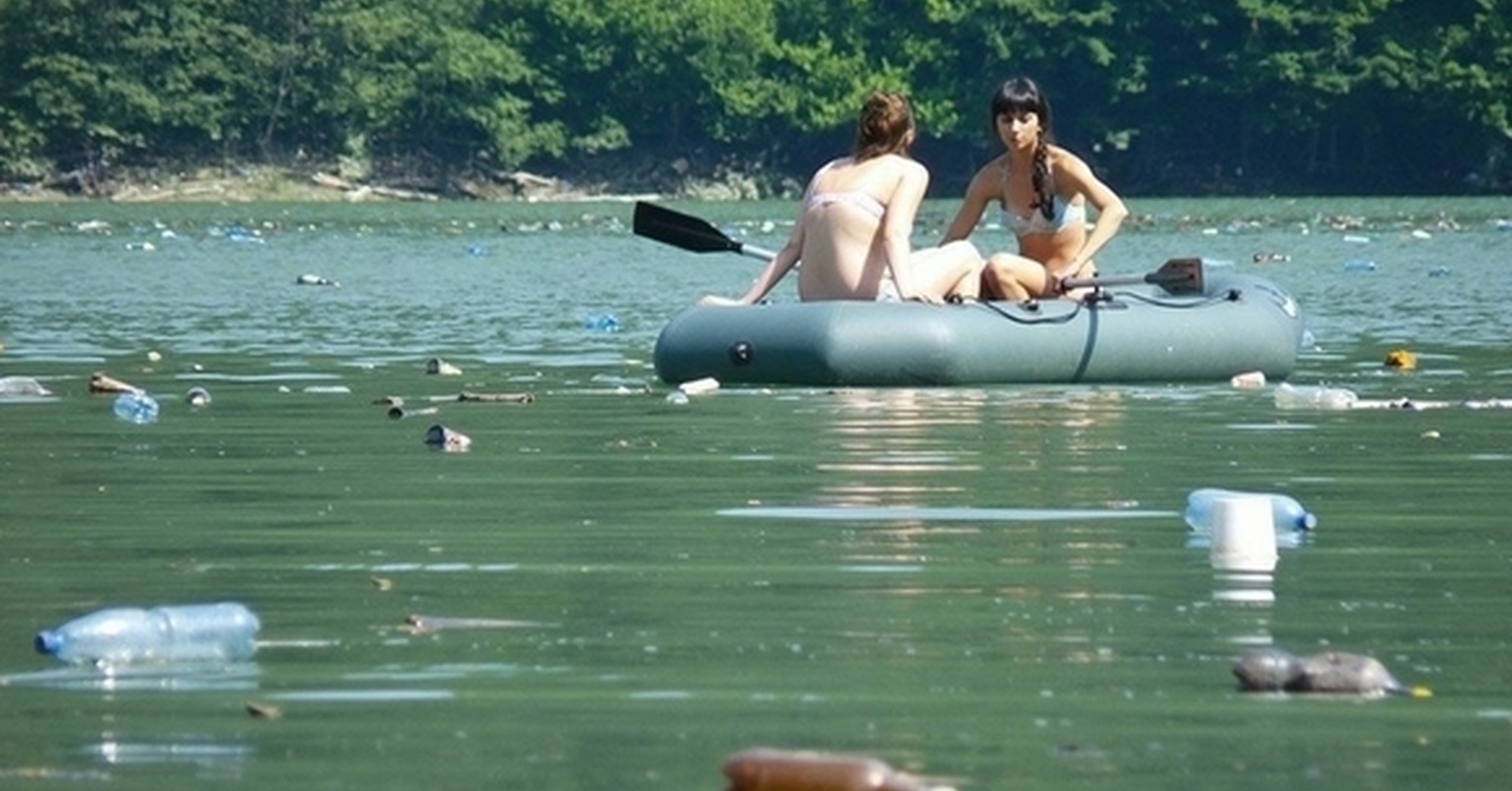 Смешная лодка на озере