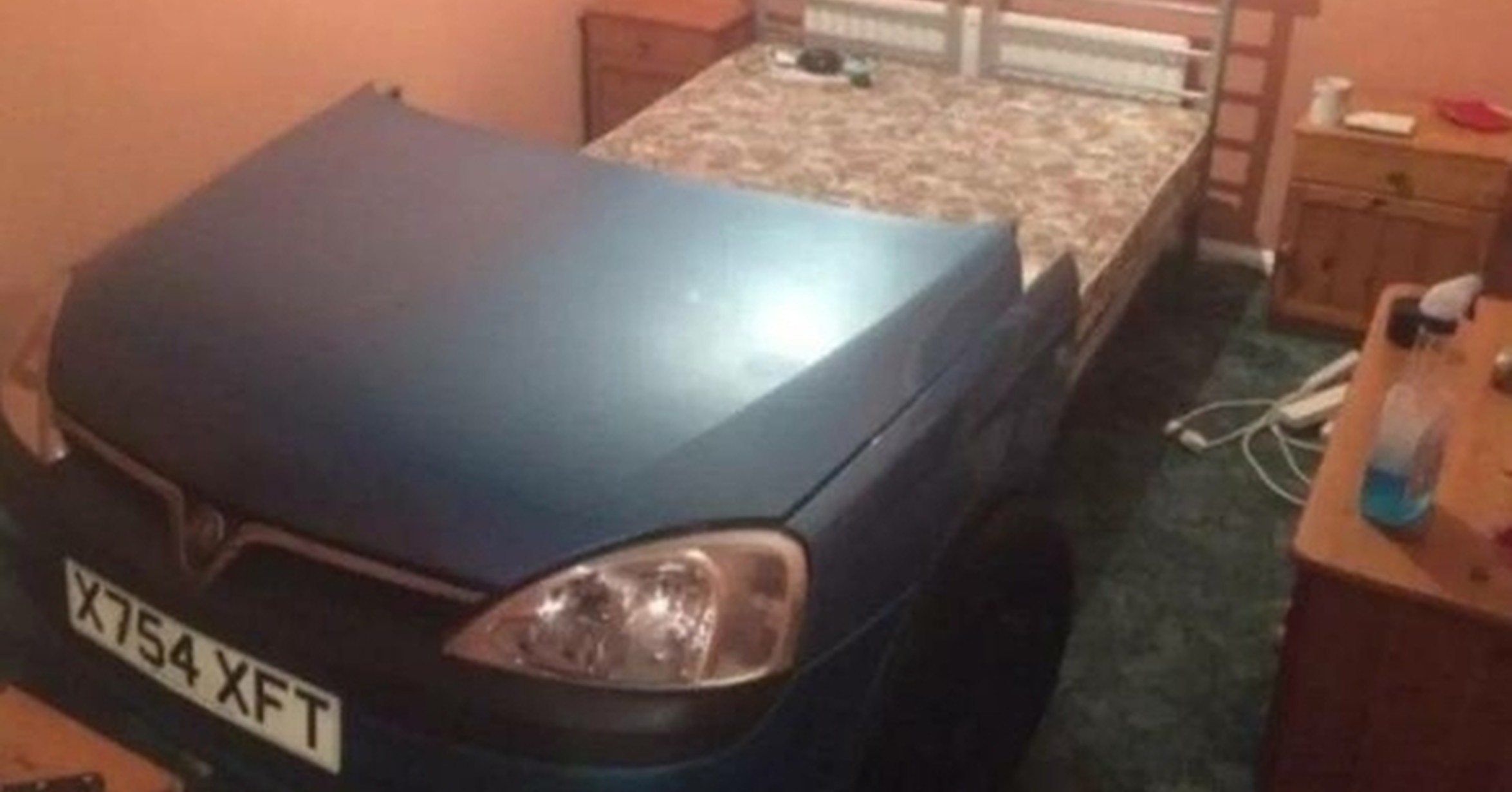 Кровать из настоящего автомобиля